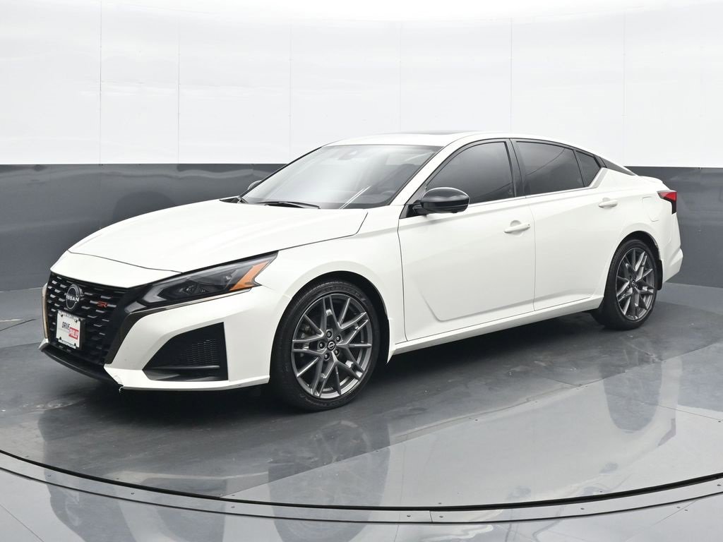 Used 2023 Nissan Altima 2.0 SR image 2