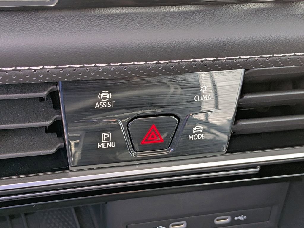 Used 2025 Volkswagen Atlas SE image 25