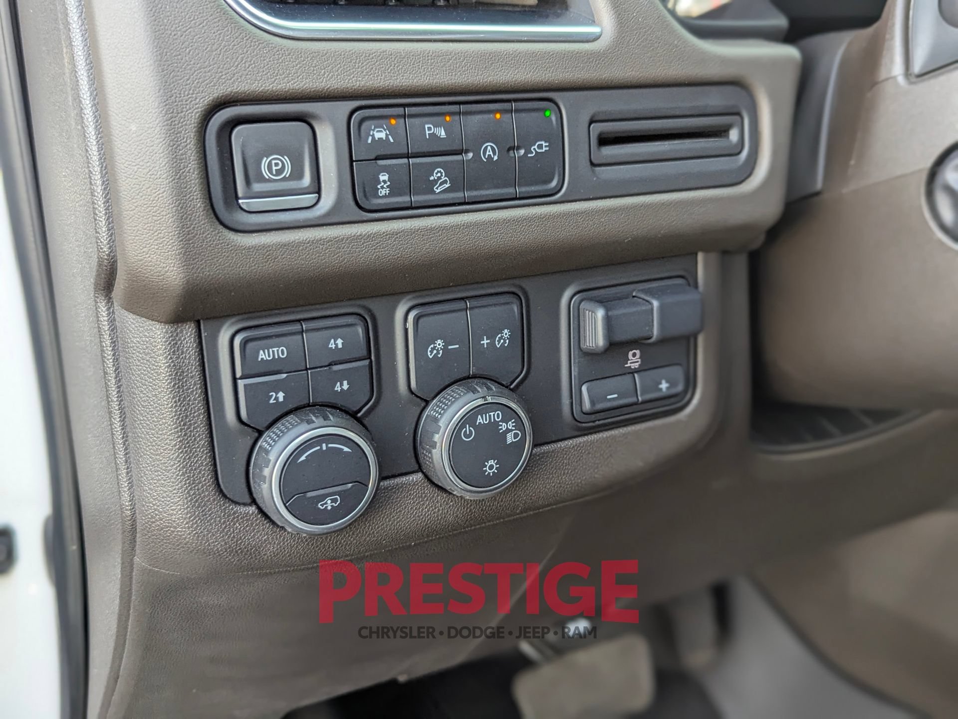 Used 2021 Chevrolet Suburban Z71 w/ Z71 Off-Road Package AWD/4WD image 32