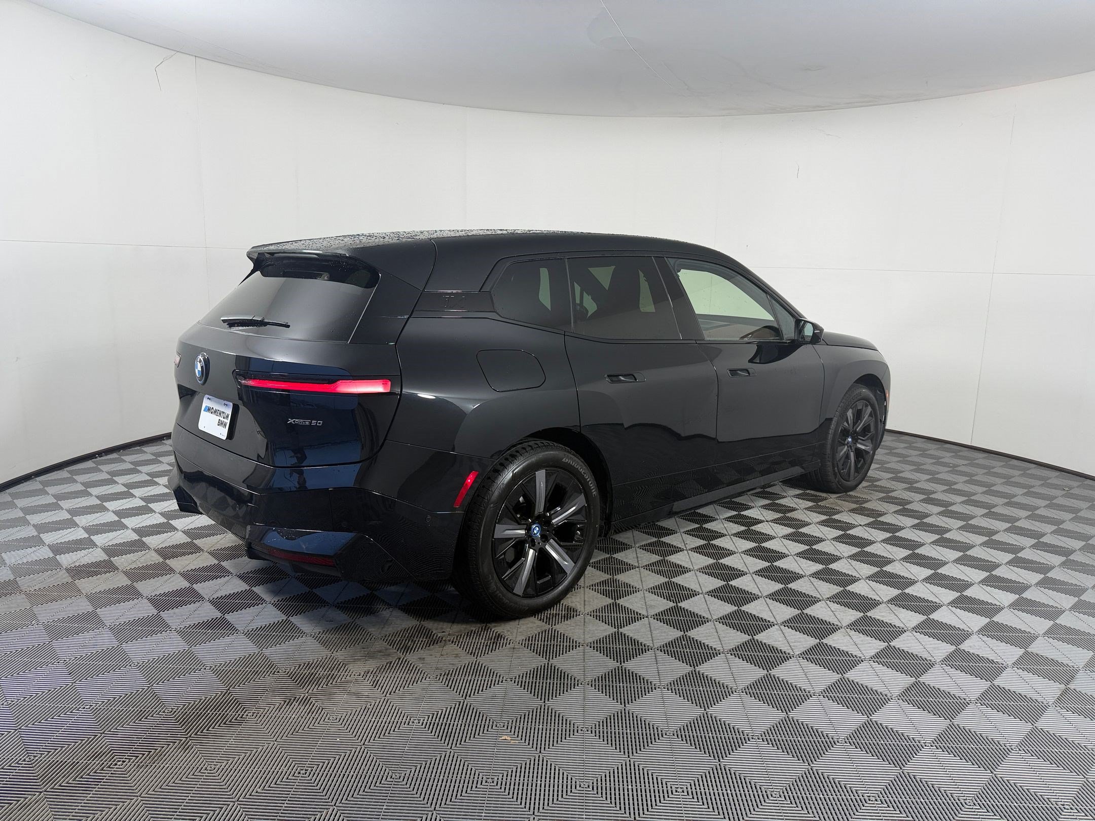 Used 2024 BMW iX xDrive50 w/ Premium Package AWD/4WD image 9