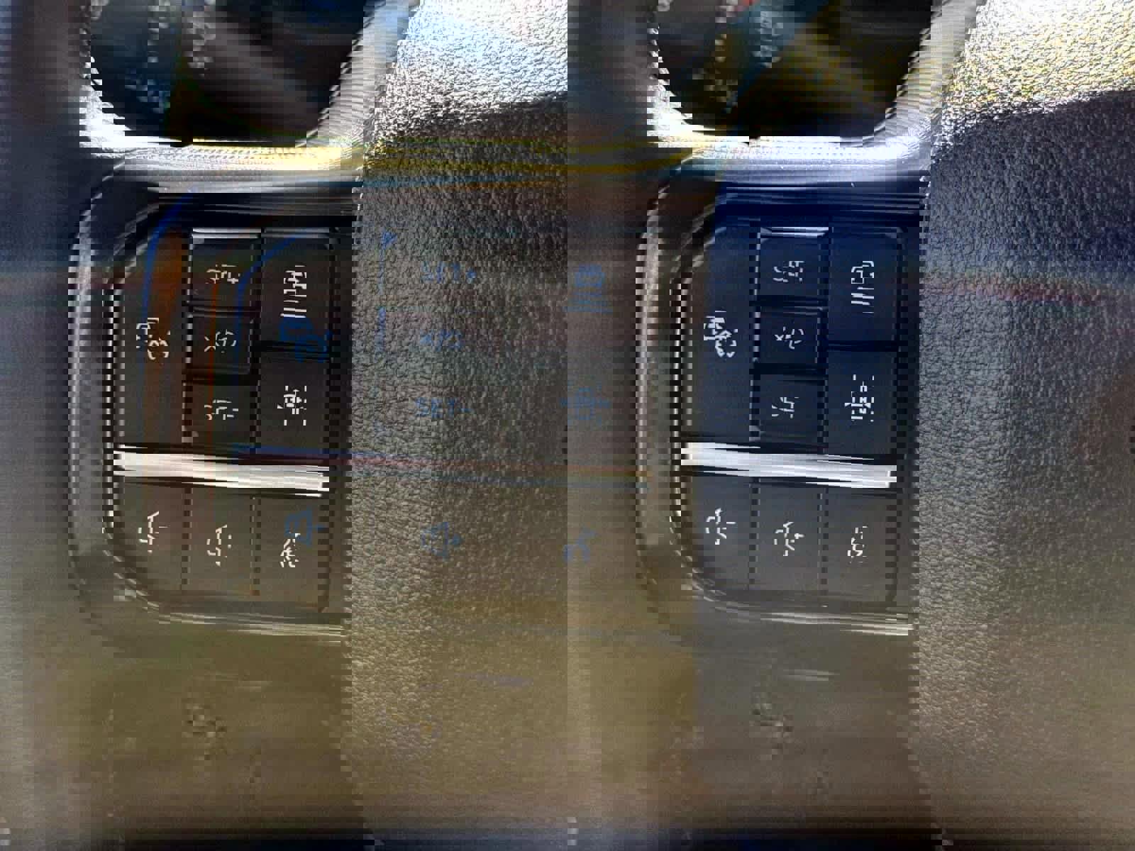 Used 2025 Ford F250 Platinum w/ FX4 Off-Road Package image 30