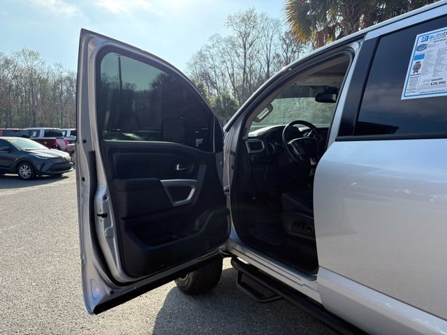 Used 2019 Nissan Titan SV w/ SV Convenience Package image 8