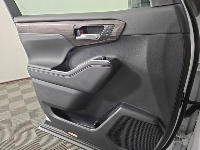 Used 2025 Toyota Highlander Platinum image 31