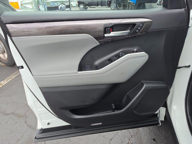 Used 2023 Toyota Highlander Platinum AWD/4WD image 33