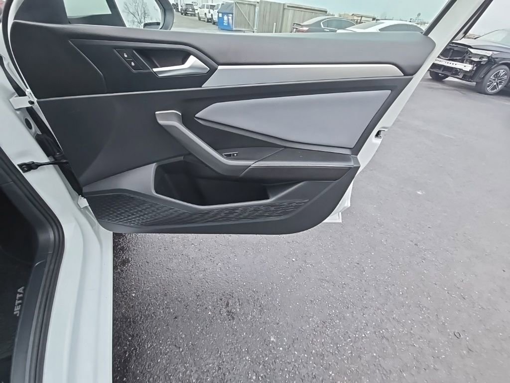 Used 2025 Volkswagen Jetta SE w/ Sunroof Package image 30