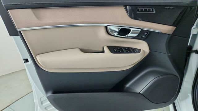New 2026 Volvo XC90 T8 Plus w/ Protection Package AWD/4WD image 9
