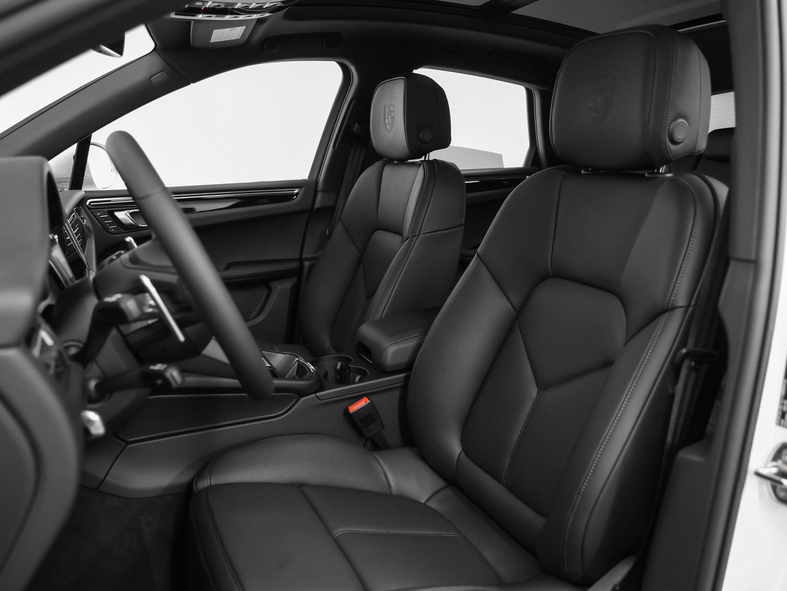 Certified 2025 Porsche Macan AWD/4WD image 42