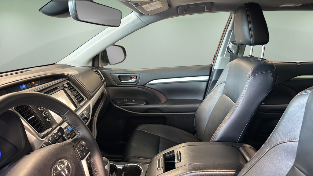 Used 2019 Toyota Highlander XLE AWD/4WD image 13