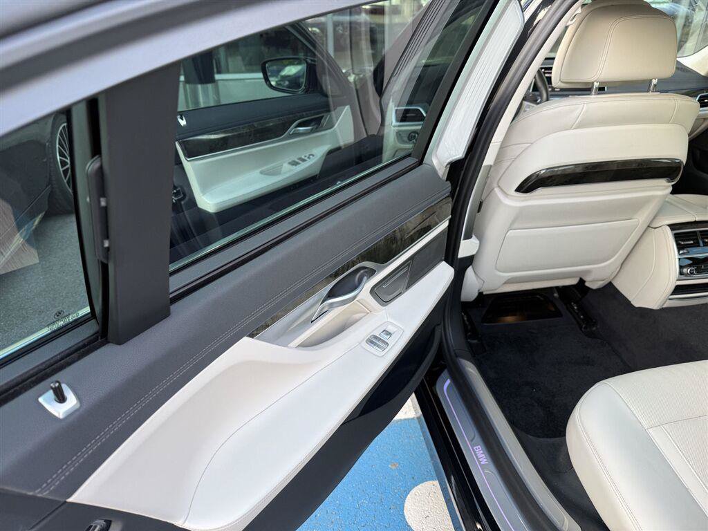 Used 2021 BMW 740i xDrive w/ Premium Package AWD/4WD image 9