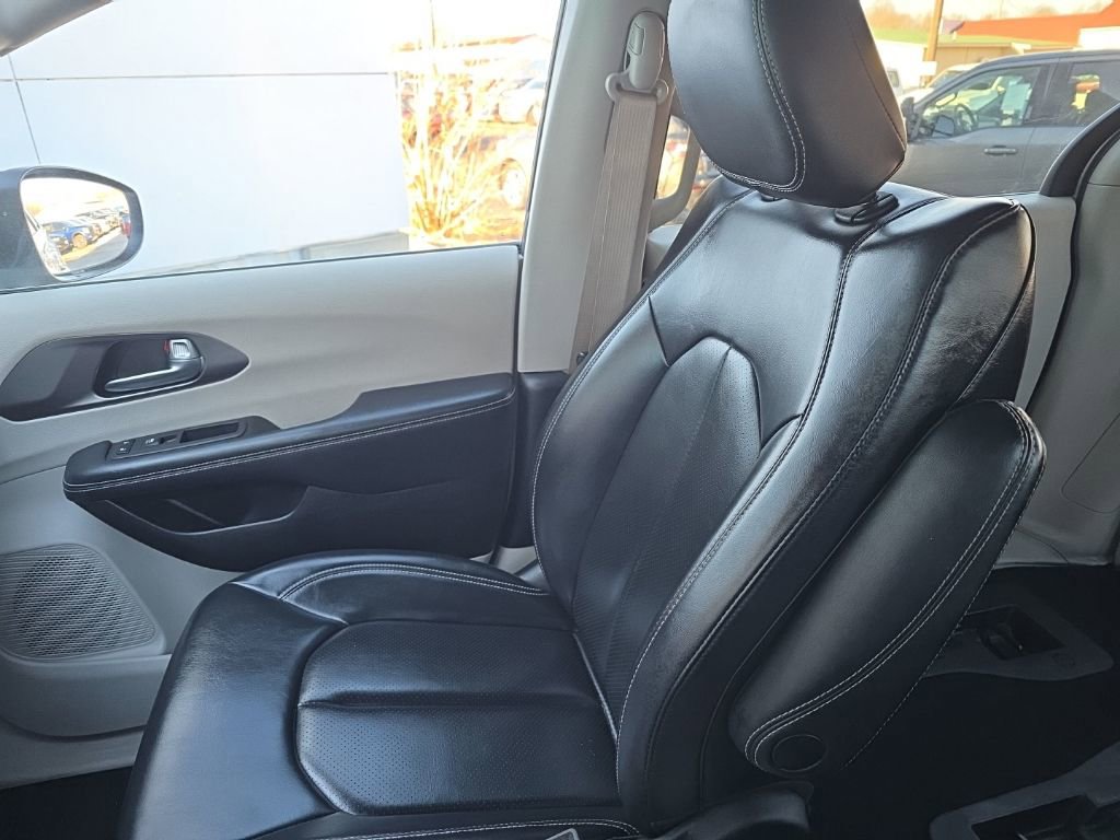 Used 2023 Chrysler Pacifica Touring-L image 27