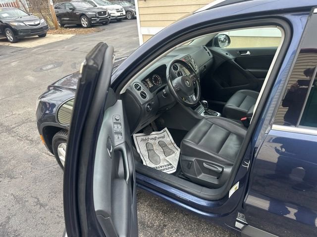 Used 2011 Volkswagen Tiguan SE image 9