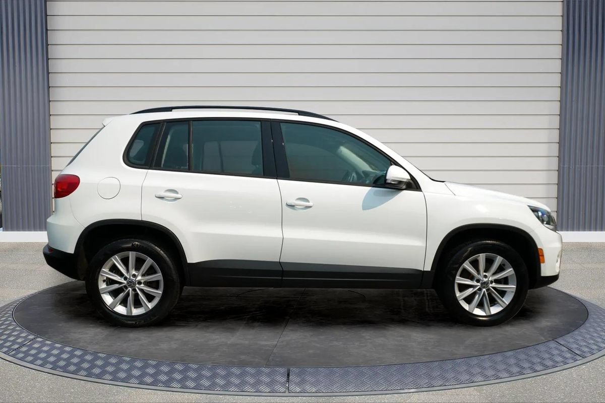 Used 2017 Volkswagen Tiguan Limited w/ Premium Package AWD/4WD image 8