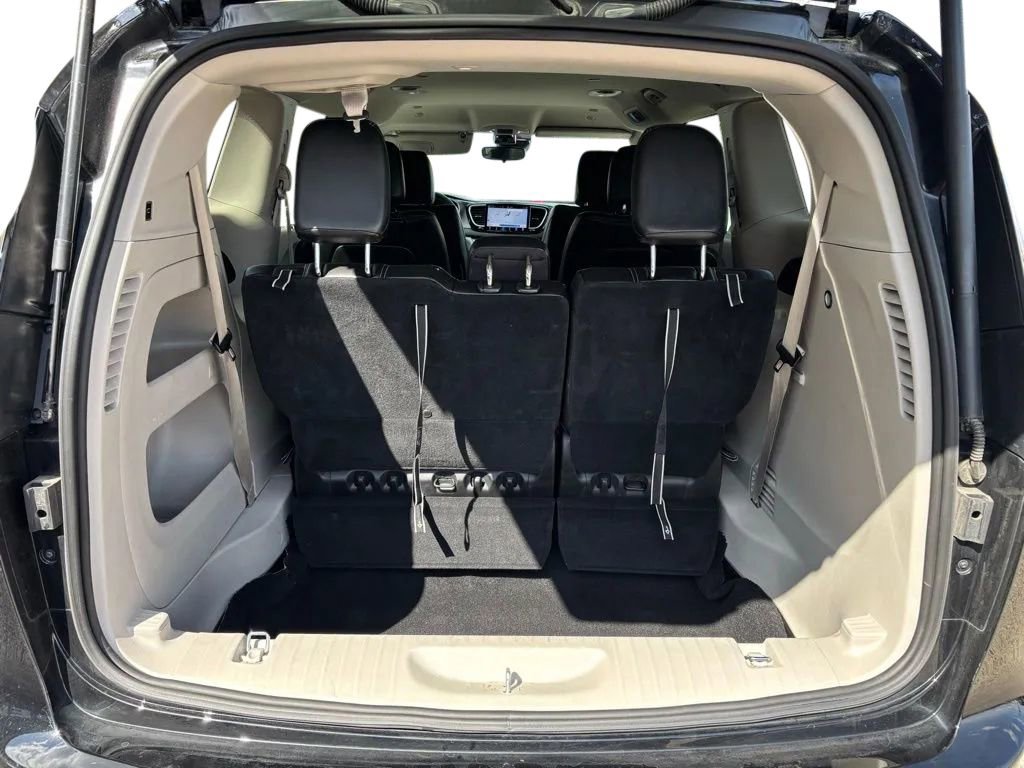 Used 2024 Chrysler Pacifica Touring-L FWD image 34