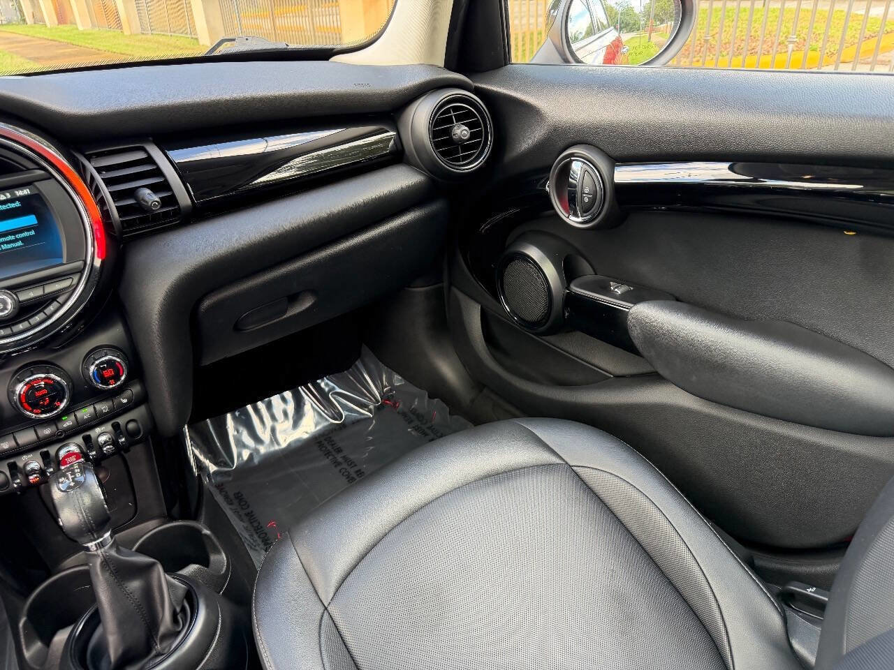 Used 2019 MINI Cooper 4-Door Hardtop w/ Signature Upholstery Package image 22