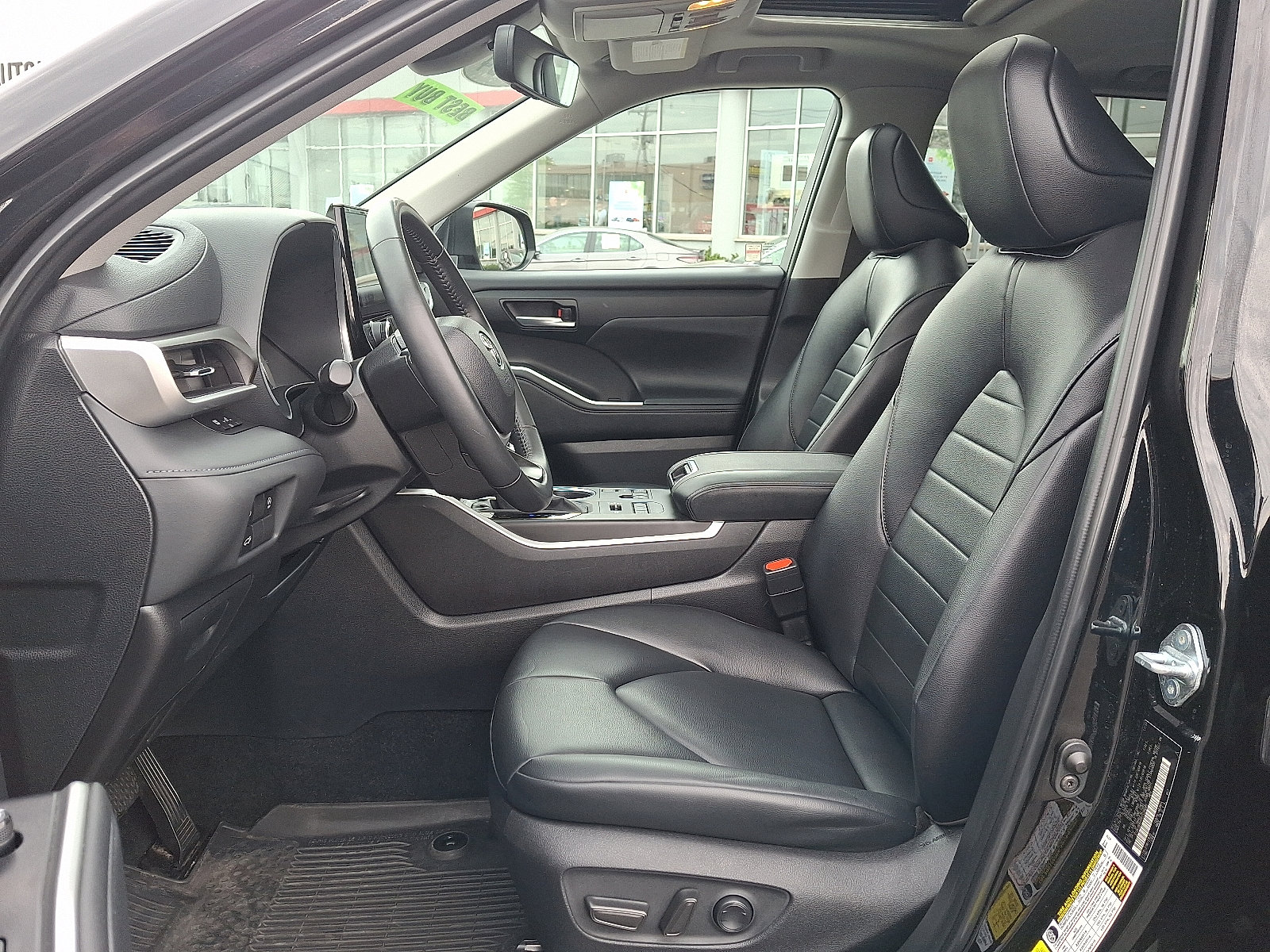 Used 2024 Toyota Highlander XLE AWD/4WD image 14
