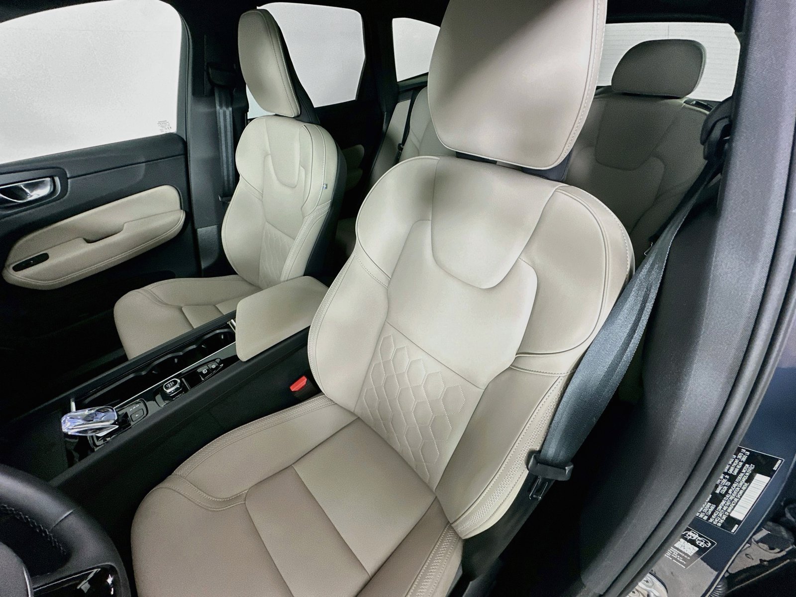 New 2026 Volvo XC60 B5 Plus w/ Protection Package Premier AWD/4WD image 33