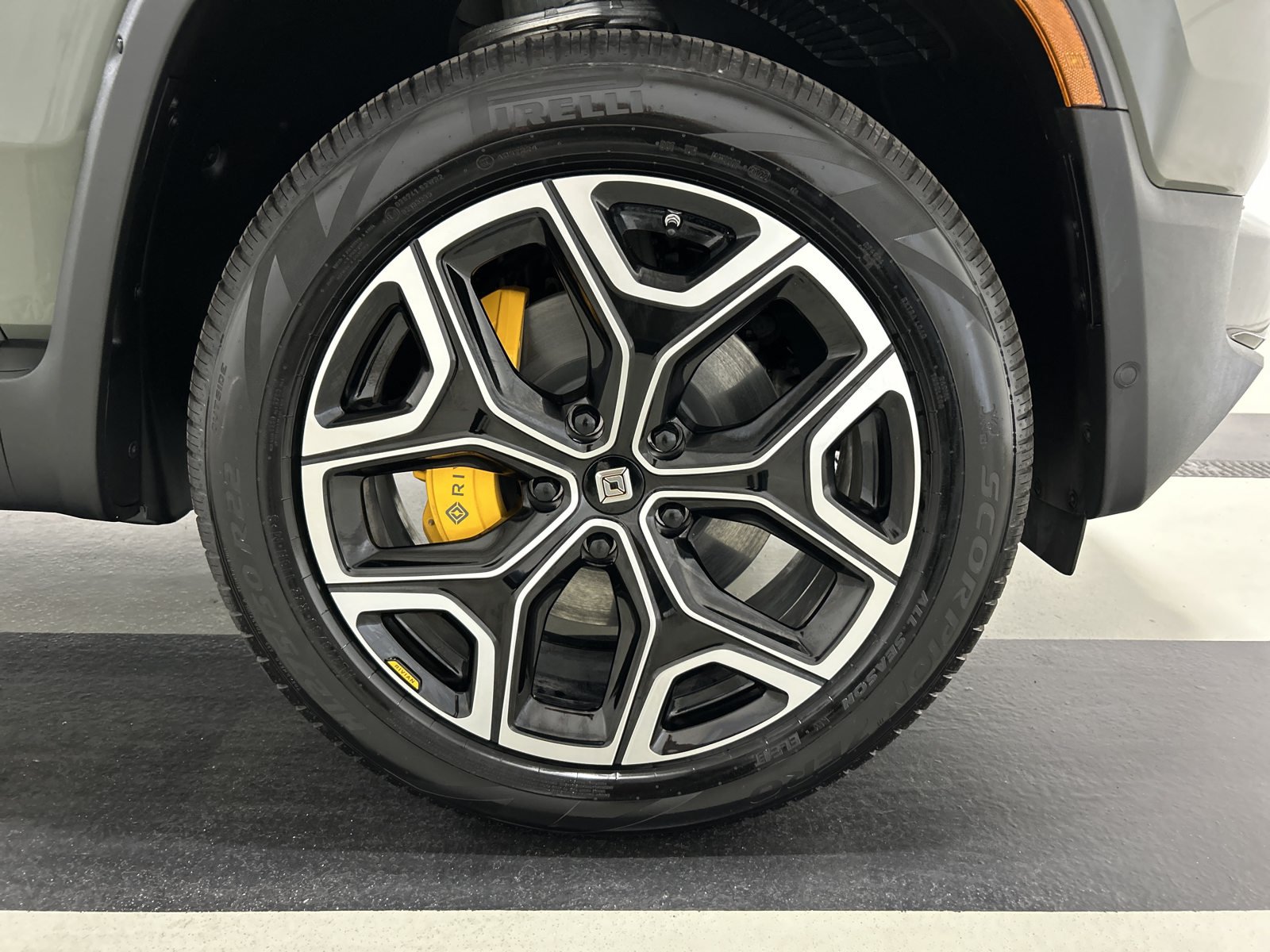 Used 2022 Rivian R1S Launch Edition Quad AWD/4WD image 11