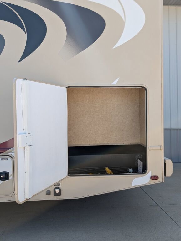 Used 2014 Ford F550 2WD Regular Cab Super Duty image 13