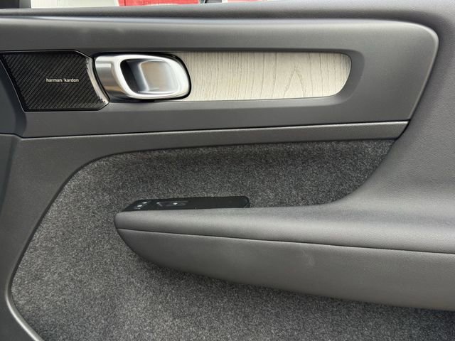 Used 2022 Volvo XC40 T5 Inscription w/ Advanced Package image 30