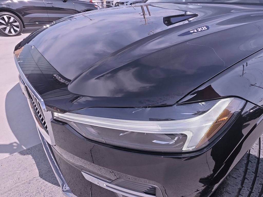 Used 2023 Volvo XC60 B5 Plus image 36