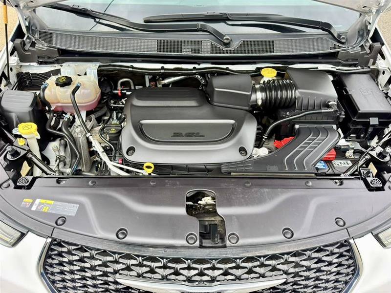 Used 2024 Chrysler Pacifica Touring-L FWD image 7