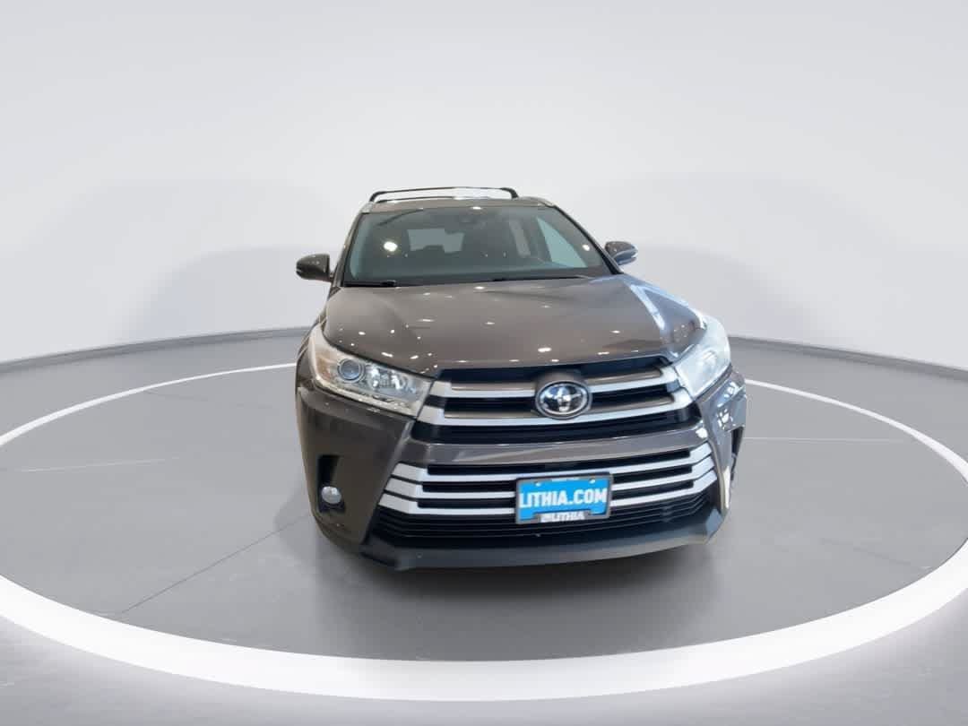 Used 2017 Toyota Highlander XLE AWD/4WD image 3