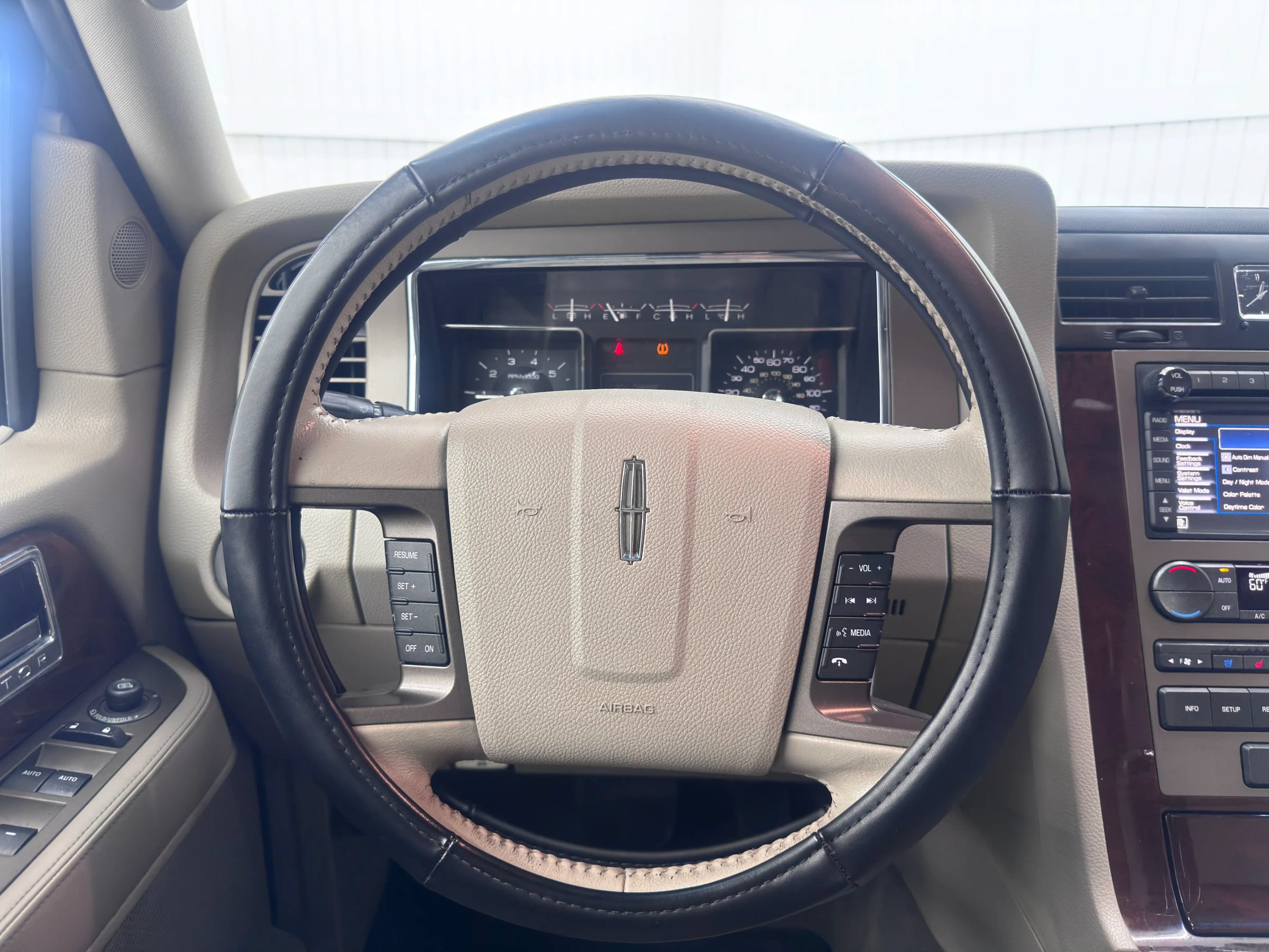 Used 2014 Lincoln Navigator 4WD image 20
