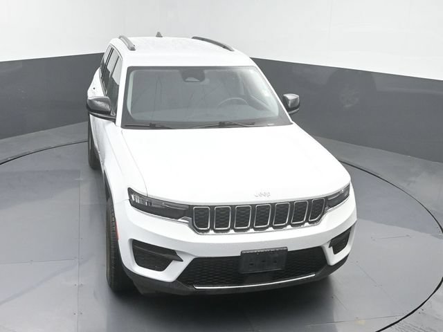 Used 2024 Jeep Grand Cherokee Laredo AWD/4WD image 36
