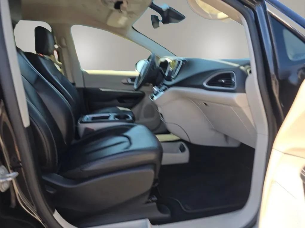Used 2023 Chrysler Pacifica Touring-L FWD image 48