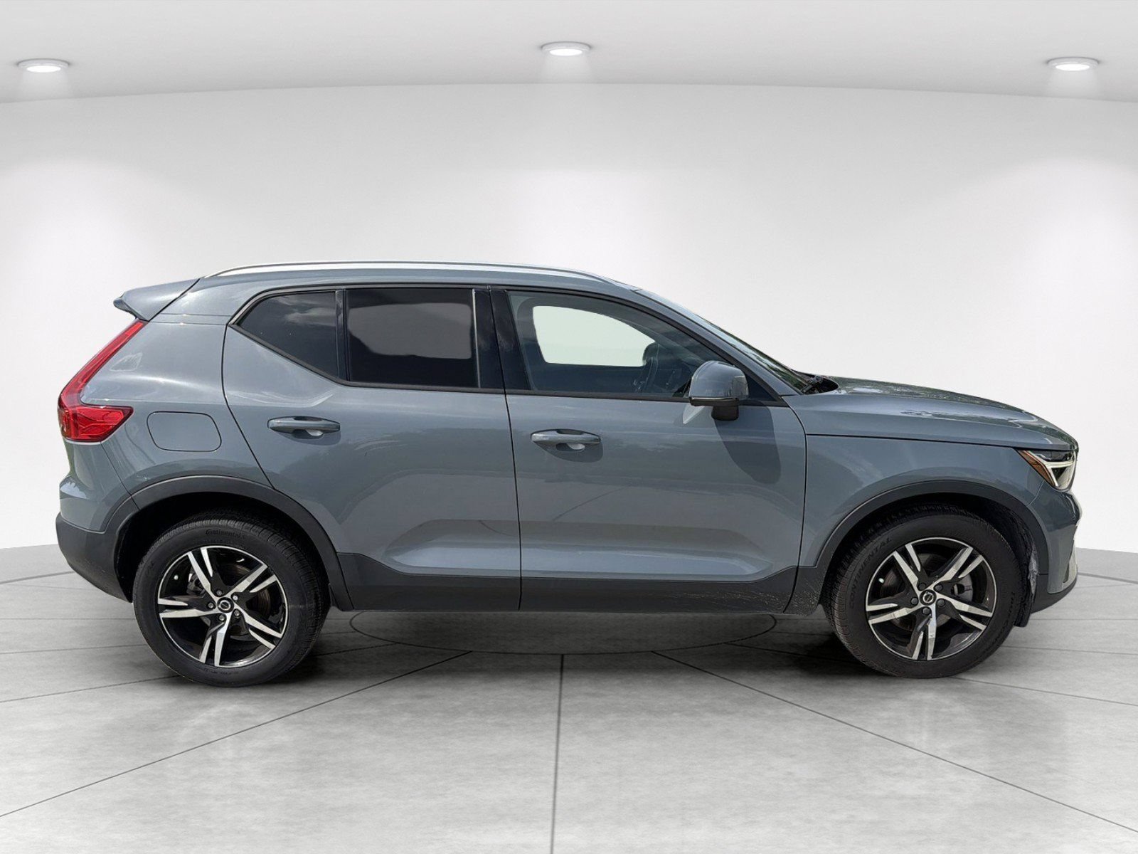 Used 2023 Volvo XC40 B4 Core w/ Convenience Package FWD image 3