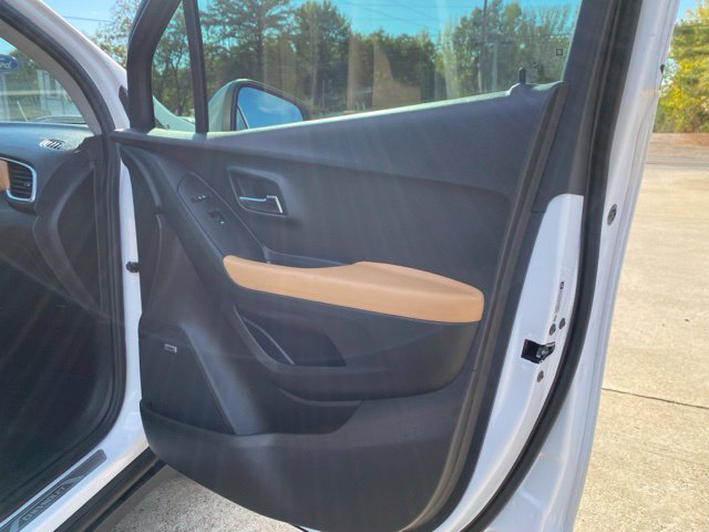 Used 2020 Chevrolet Trax Premier w/ LPO, Cargo Package FWD image 14