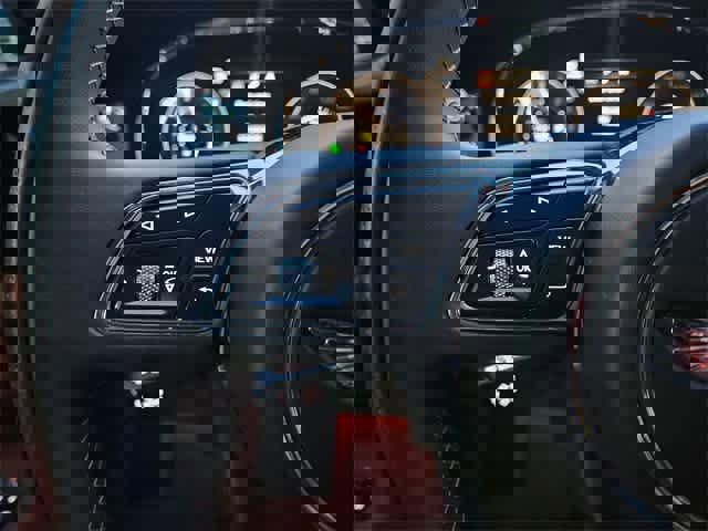 Used 2023 Bentley Bentayga Plug-In Hybrid image 25