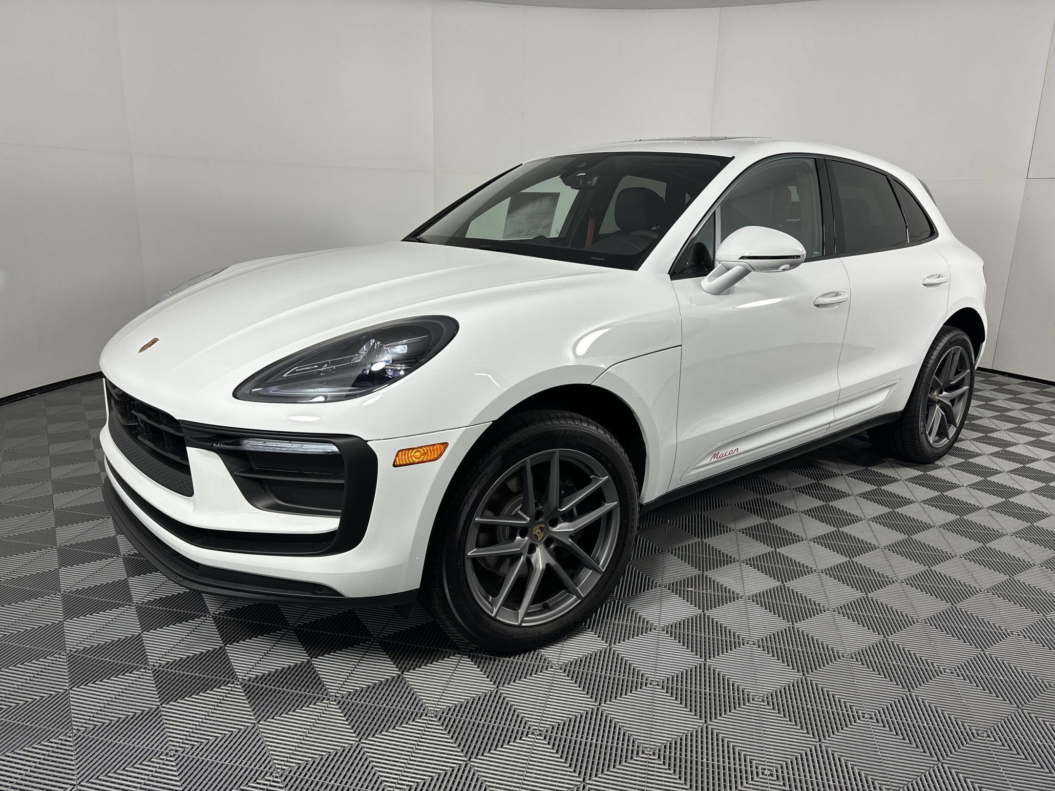 Certified 2025 Porsche Macan image 1