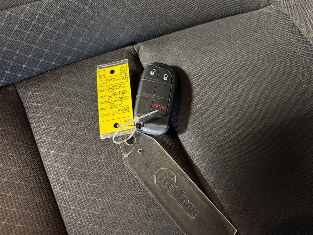 Used 2020 Jeep Grand Cherokee Laredo image 32