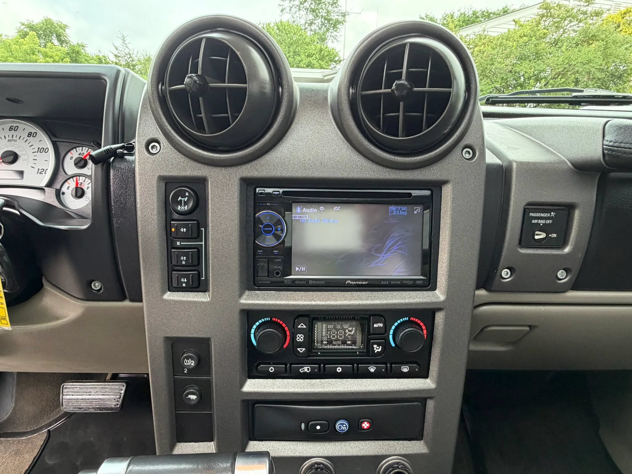 Used 2004 HUMMER H2 AWD/4WD image 25