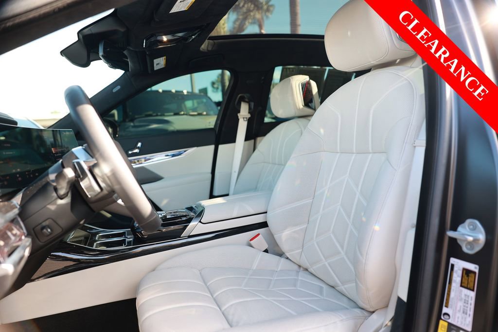 Used 2025 BMW i7 xDrive60 w/ Executive Package AWD/4WD image 18