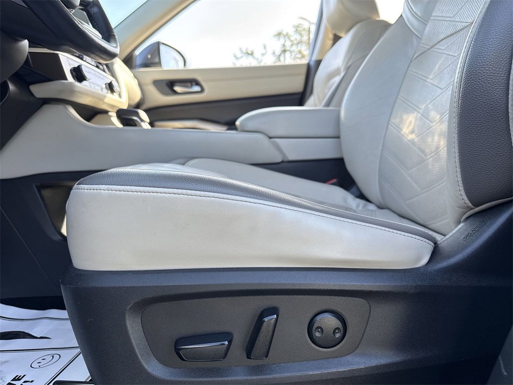 Used 2022 Nissan Pathfinder Platinum w/ Cargo Package image 10
