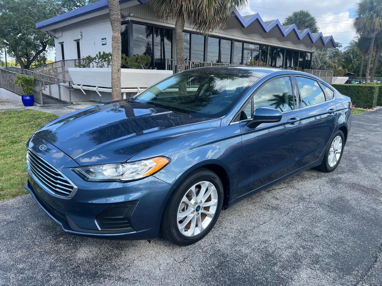 Used 2019 Ford Fusion SE image 2