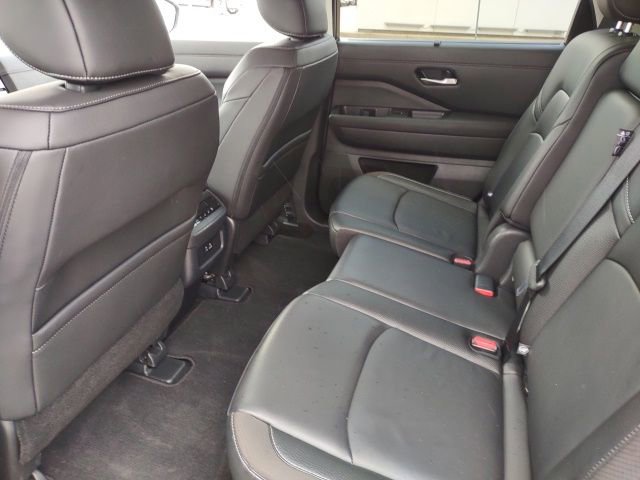 Used 2025 Nissan Pathfinder SL AWD/4WD image 17