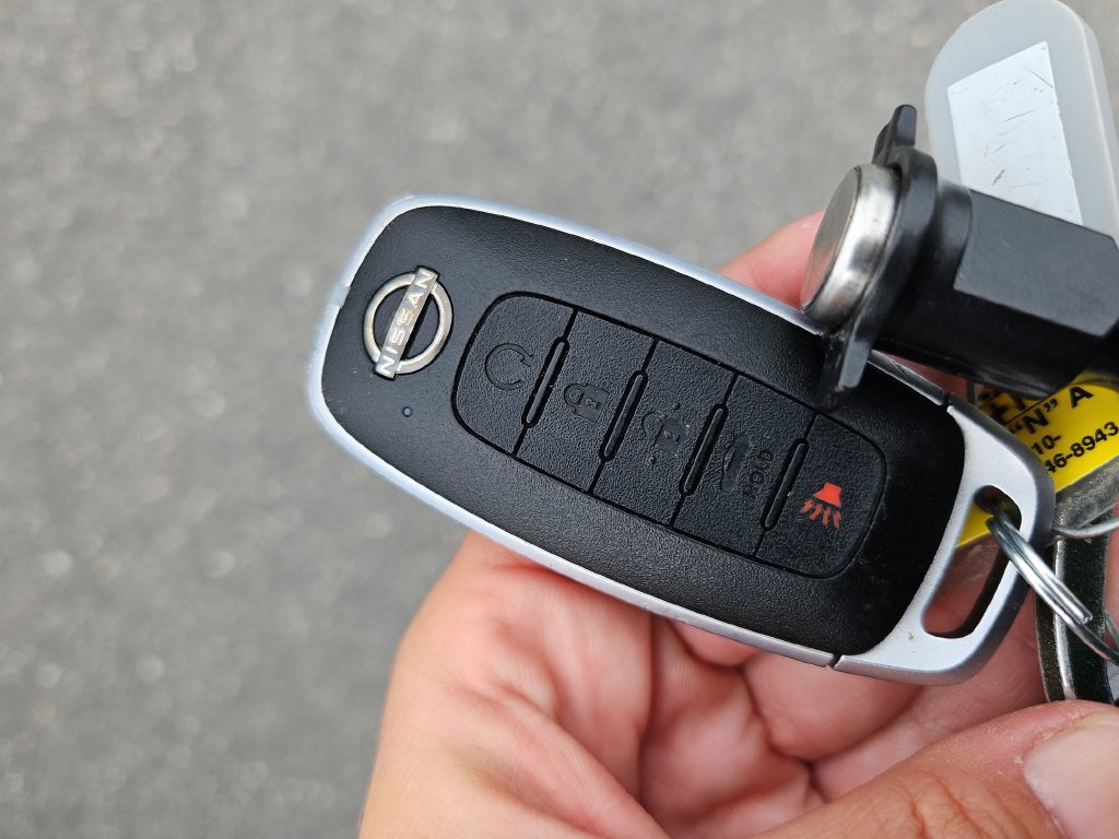 Used 2025 Nissan Versa SR FWD image 31
