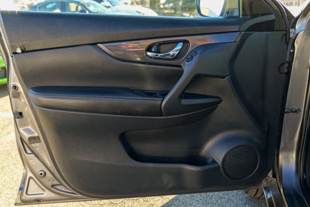 Used 2020 Nissan Rogue SV image 16