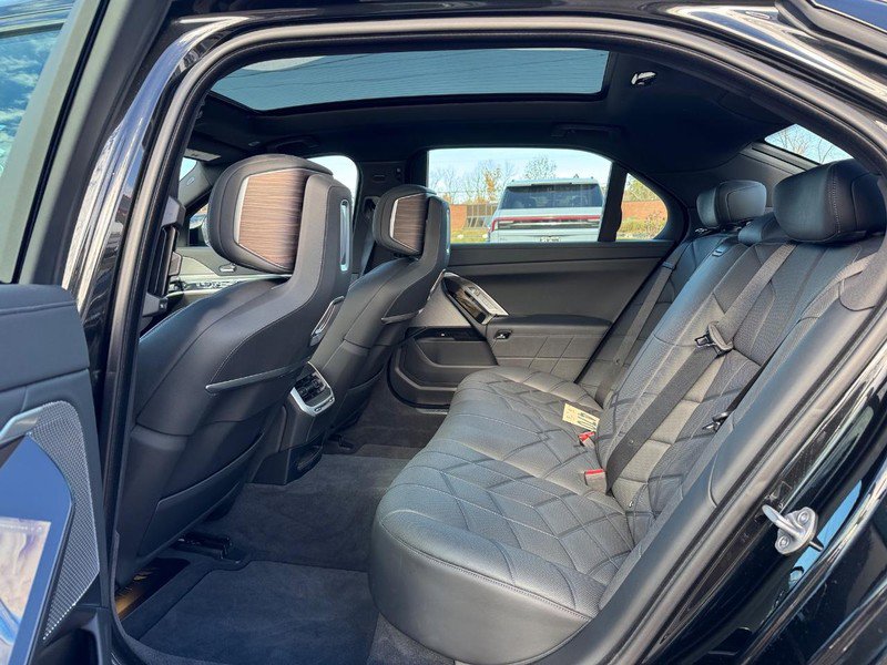 Used 2023 BMW 760i xDrive image 10