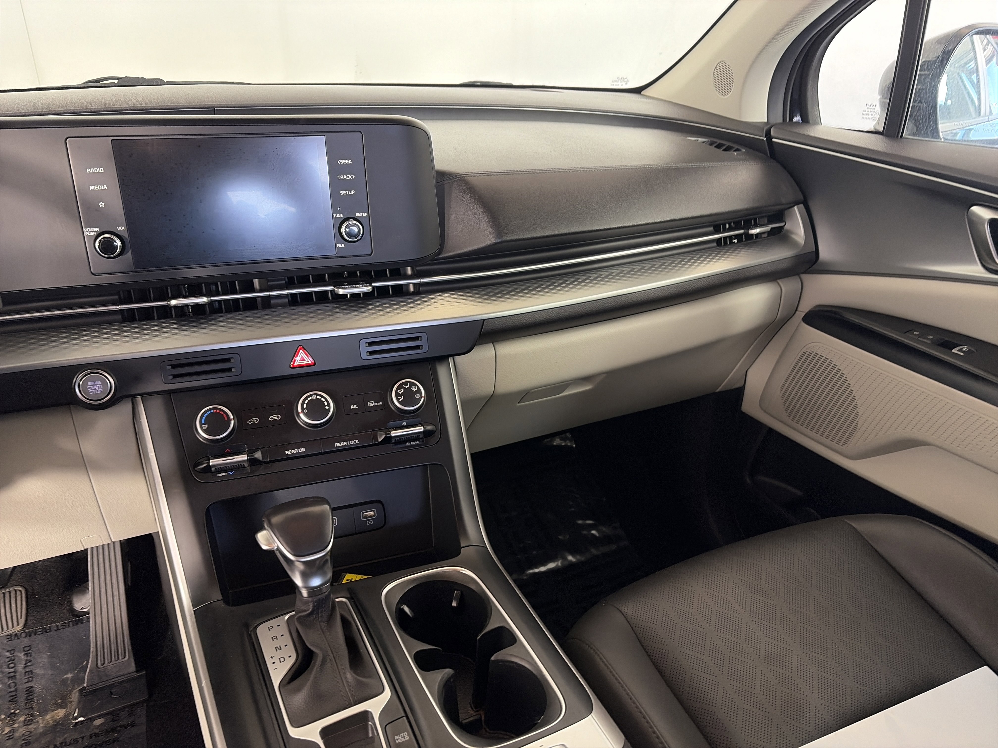 Used 2024 Kia Carnival LX image 5