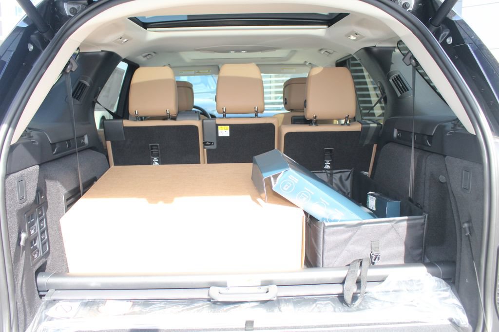 New 2026 Land Rover Discovery Limited Edition AWD/4WD image 12