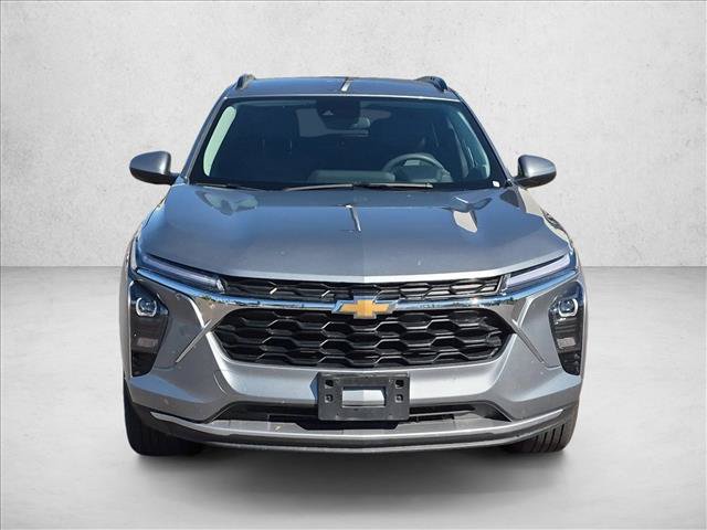 Used 2025 Chevrolet Trax LT FWD image 2