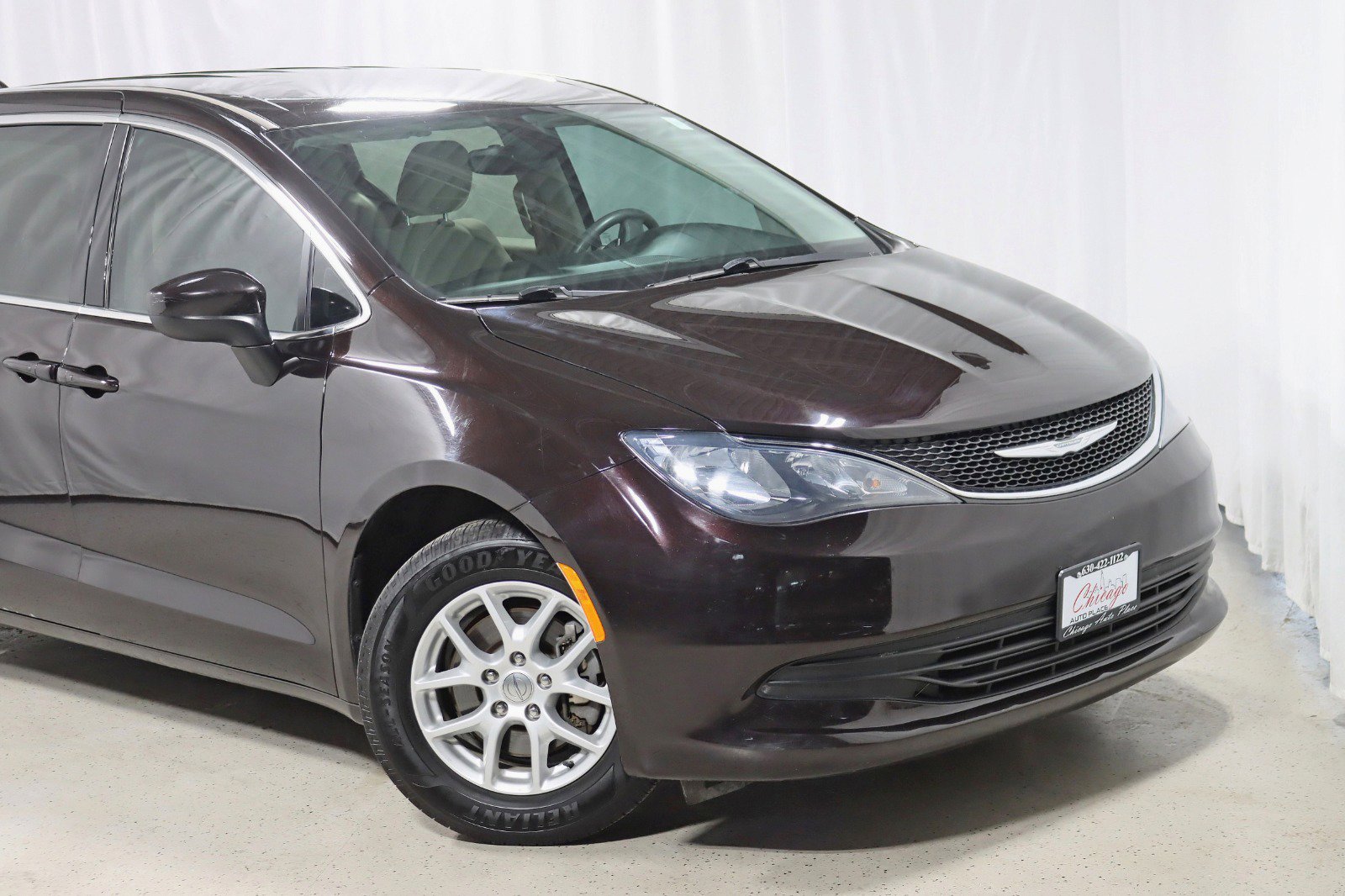 Used 2017 Chrysler Pacifica Touring image 2