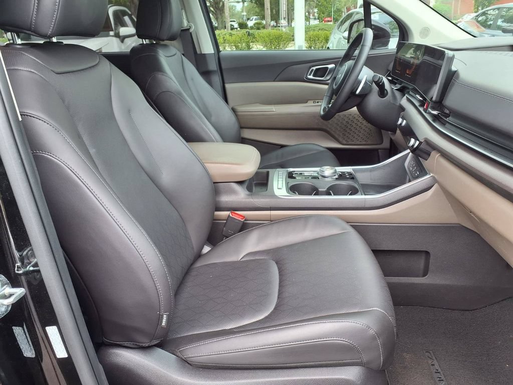 Used 2025 Kia Carnival EX FWD image 14