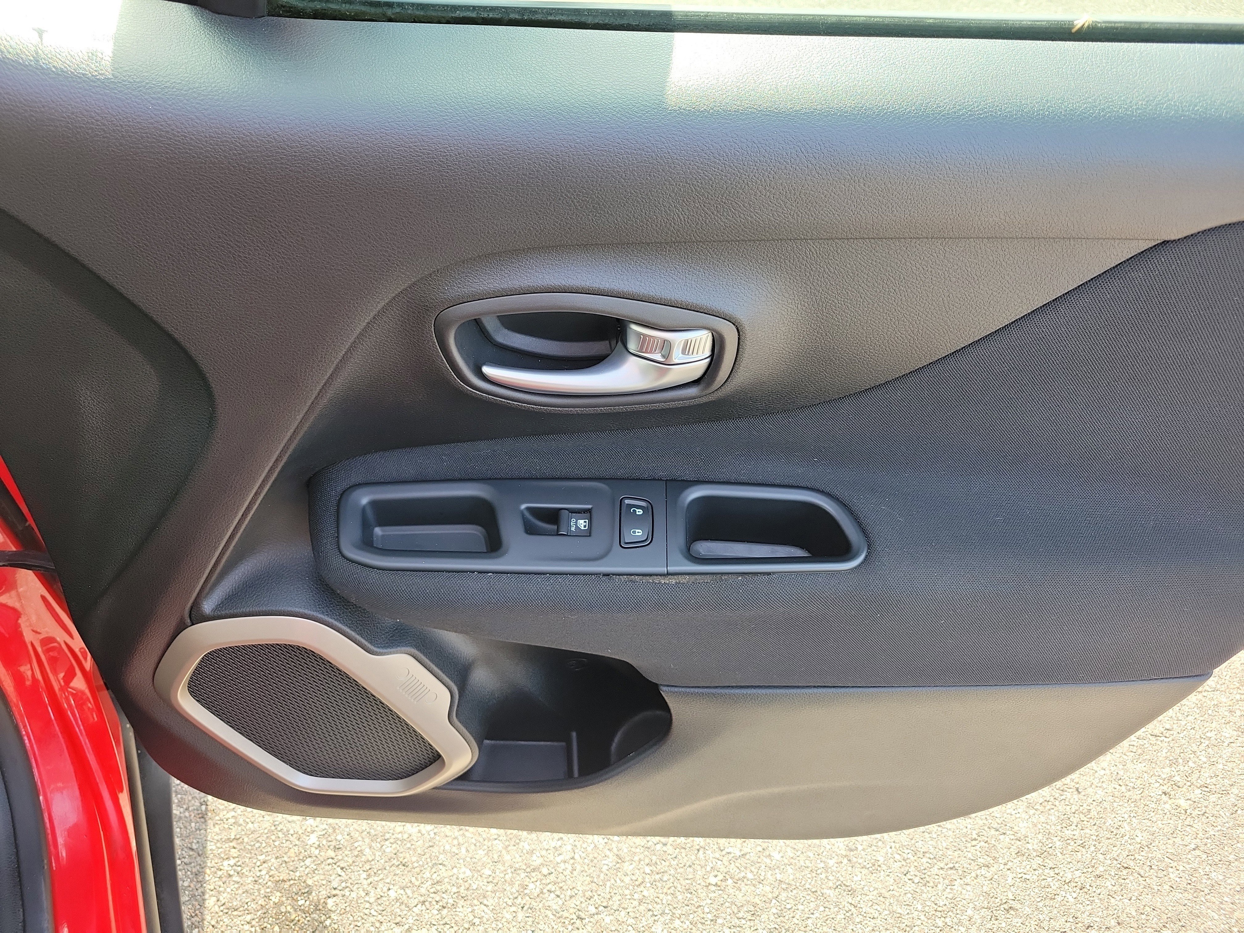 Used 2015 Jeep Renegade Latitude w/ Cold Weather Group II image 10