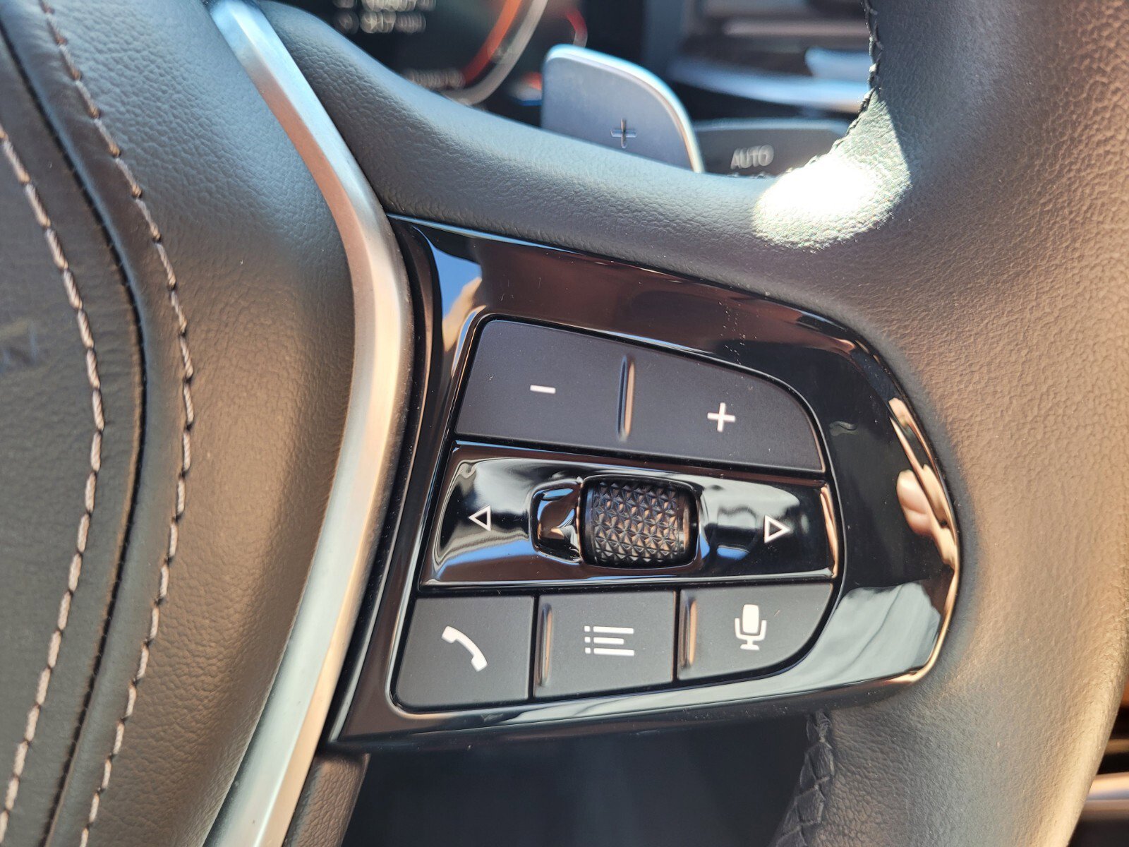 Used 2023 BMW 540i xDrive w/ Premium Package image 29