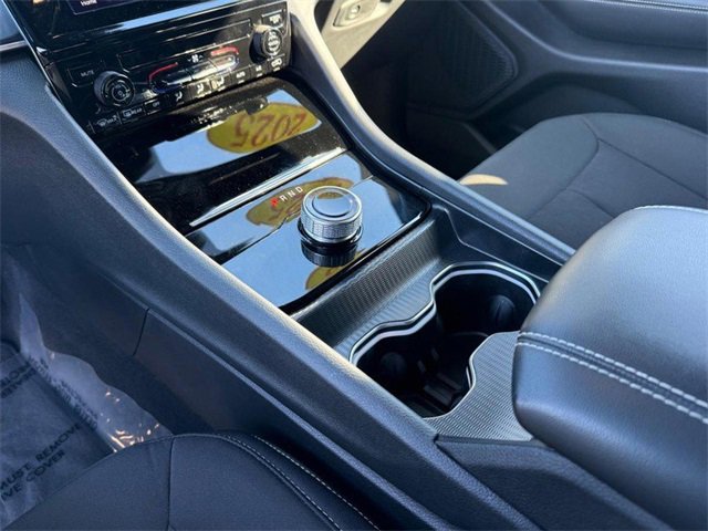 Used 2025 Jeep Grand Cherokee Laredo X image 26